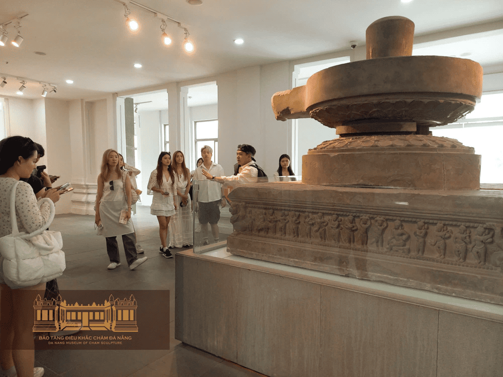 The Tra Kieu altar, adorned with celestial dancers and a goddess figure, reflects Cham artistry and devotion to Hindu deities (Source: Bảo tàng Điêu khắc Chăm Đà Nẵng - Da Nang Museum of Cham Sculpture)